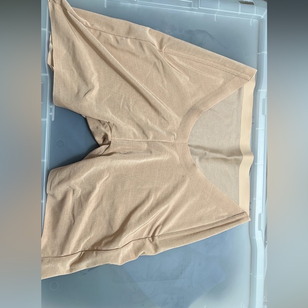 SKIMS SHEER SCULPT LOW BACK SHORT in clay.
Brand new with tags! Size 2x